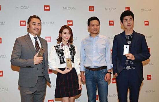 小米请来吴秀波、刘诗诗、刘昊然老中青三代，希望红米手机能够成为一部“国民手机”。