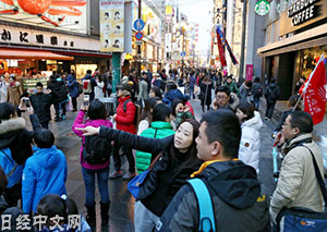 在日本商业街随处可见中国游客