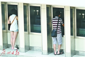 使用银行柜员机要注意机器有没被做手脚。上图为资料图片，并非问题ATM机照片。 （记者王维宣摄）