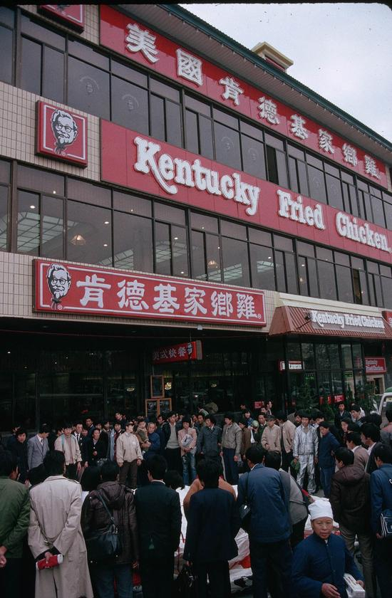 1987年，首家肯德基餐厅在北京天安门广场开业的盛况。