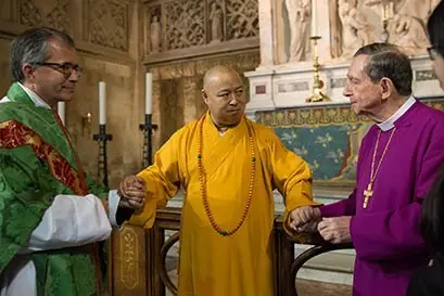 &nbsp; &nbsp;看这气场，一手一个西方主教，简直就是少林扫地僧的范儿！