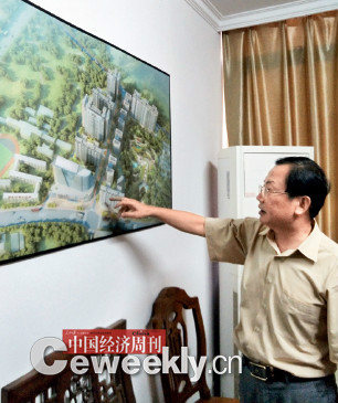 广东广建董事长蒋新怀介绍韶关九中后山地块原本规划情况。