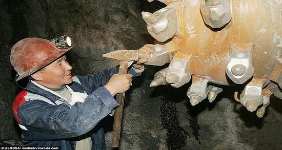 矿工正在修理钻机