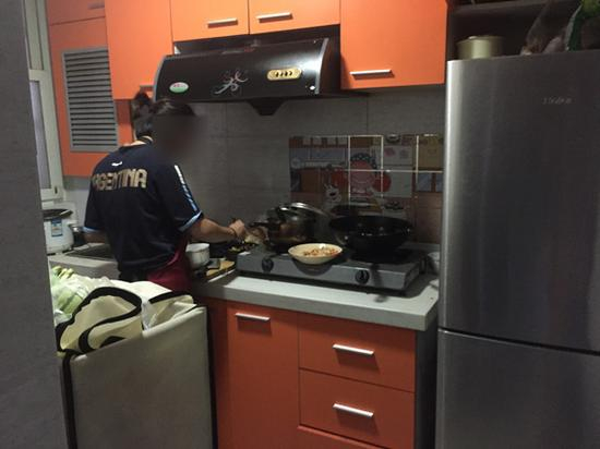 小庄在厨房准备客人的晚餐。