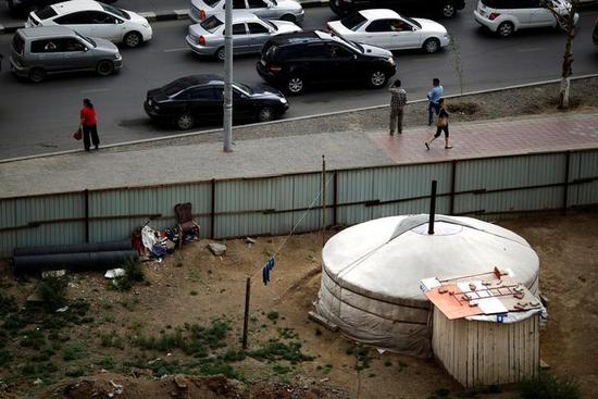 　　图为2013年资料图片，显示乌兰巴托市中心一条繁忙街道旁的蒙古包。 REUTERS/Carlos Barria/File Photo