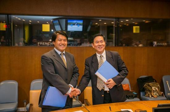 哈佛大学医学院丹娜法伯癌症研究院闫庆生与华医流派集团董事长杨波签署战略合作协议