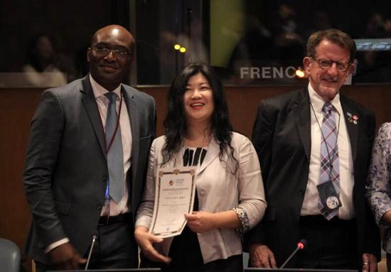 　　联合国DPI/NGO非政府组织委员会主席Bruce Knotss及加纳常驻联合国副代表Philbert Johnson为赵倚卓女士颁发“文化交流与国际传播特殊贡献奖”