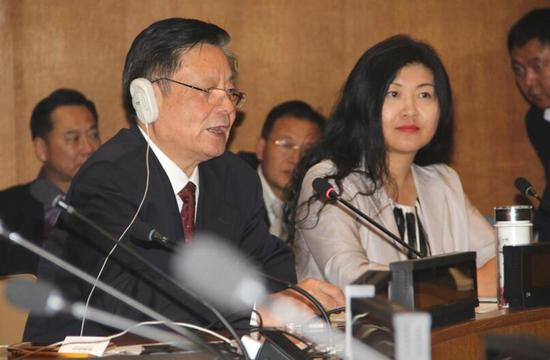 　　北京中医药大学教授、国医大师王琦发表题为《中医药“一带一路”，时空网络下的交流、合作与服务》的演讲；右一：论坛总策划及主持人、国家中医药管理局中医学术流派传承推广基地北京中心主任赵倚卓