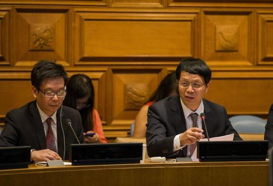 　　广东发展中医药事业基金会执行副秘书长李彦；右一：美中教科文基金会主席陈永赤发表演讲《宣传与推广：中医惠及人类》