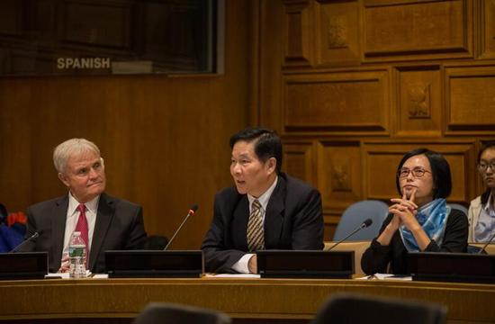 　　左一：奥斯卡评委、纪录片大师凯斯美林；左二：华医集团董事长杨波发表演讲《推动中医药走向世界》；右一：凤凰新媒体高级副总裁刘书