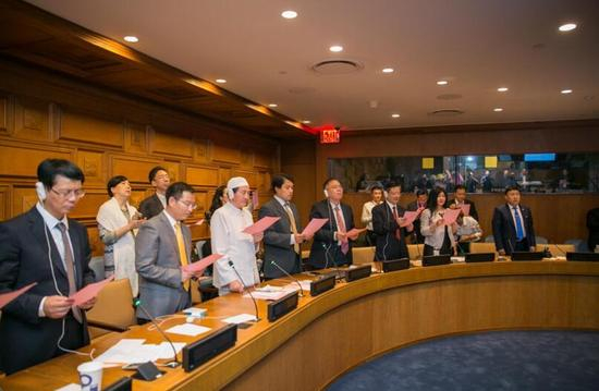 国医大师王琦带领全体代表朗读《2016中医长城宣言》并庄严宣誓。