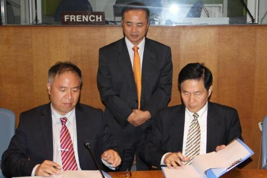 　　国家中医药管理局中医学术流派传承推广基地办公室副主任贺振泉与华医流派集团董事长杨波签署战略合作协议