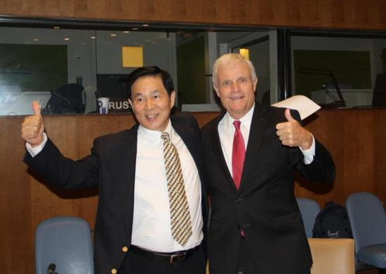 华医流派董事长与凯斯美林导演庆祝论坛圆满成功