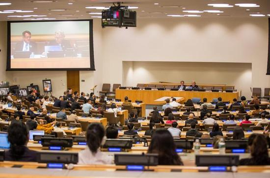 　　8月24日在联合国1号会议大厅举行论坛开幕式，联合国DPI/NGO非政府组织委员会主席Bruce Knotss主持，现任联大主席莫恩斯-吕克托夫特致辞。