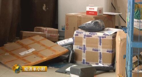 快递单显示，他们在互邮POS机等物品。