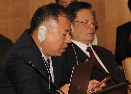 　　国家中医药管理局中医学术流派传承推广基地办公室副主任贺振泉发表主题演讲《中医流派，百花齐放》