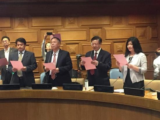 国医大师王琦带领全体代表朗读《2016中医长城宣言》并庄严宣誓。