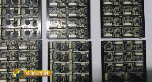 警方从“橘子”身上搜出了大量银行卡和POS机。