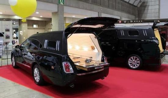 光冈汽车生产的灵车 图片来源：金融时报网站