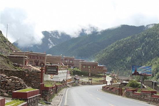 相克宗村主道，路旁都是旅馆。