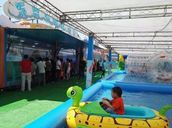 图1：企鹅大篷车巡展。图片来源：互联网