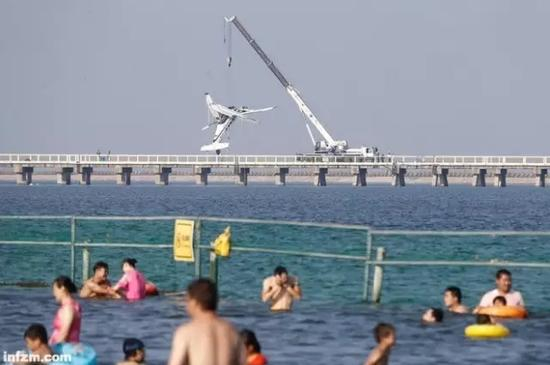 　　2016年7月20日中午，一架机号为B-10FW的水上飞机从上海市金山区“城市沙滩”码头起飞不久，就撞上沪杭公路大桥，飞机断成两截，造成五死五伤惨剧。（视觉中国/图）