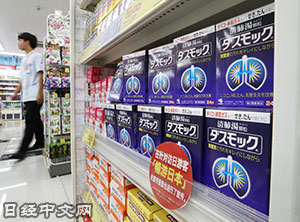 　　中药受到追捧。“DUSMOCK”作为应对PM2.5的药品很受欢迎（大阪市中央区的TSURUHA药妆道顿堀中央店）