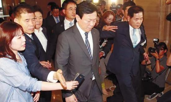 乐天集团会长辛东彬周二抵达首尔中央地方检察厅接受腐败调查