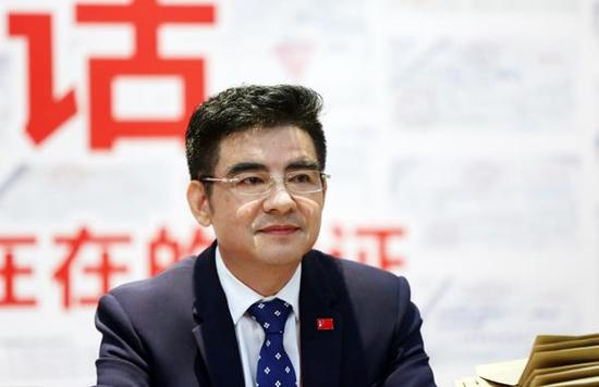 　　9月23日陈光标在南京召开新闻发布会，称同村人、黄埔公司原法人总经理张宏德联合副总蒋勇侵占黄埔公司3亿元利润并私刻大量公章。