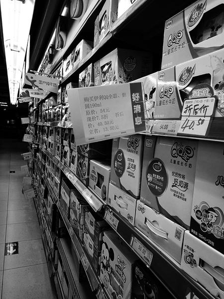 超市内牛奶降价促销