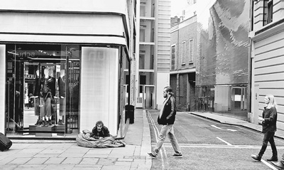 　　贫富差距衍生的社会不平等折射在方方面面，同时也加剧了英国社会的分裂。图为在伦敦最繁华的商业街牛津街上乞讨的流浪汉。记者 李应齐摄