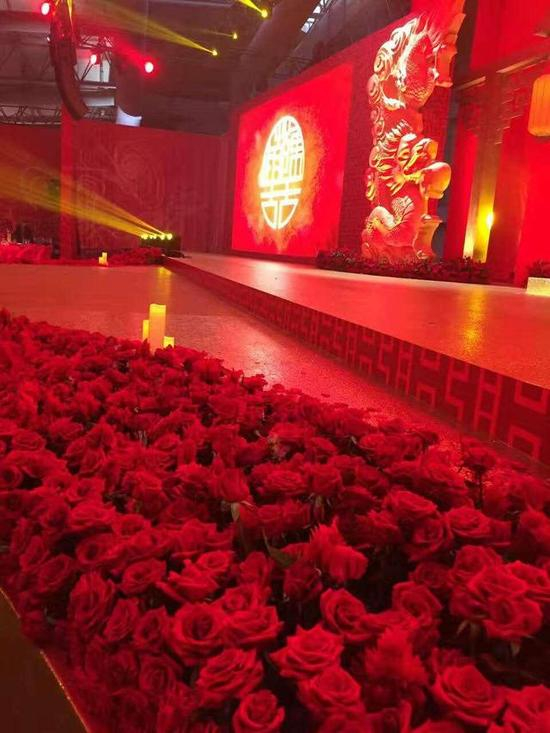 婚礼现场全部真花布置！一个字豪~！