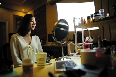 　　9月27日晚上9点多，正是直播高峰期，陈梦莹面对直播手机与观众们沟通。她来北京才3个月，现在每日直播的观众已超万人，温文尔雅的女神形象是她的风格。