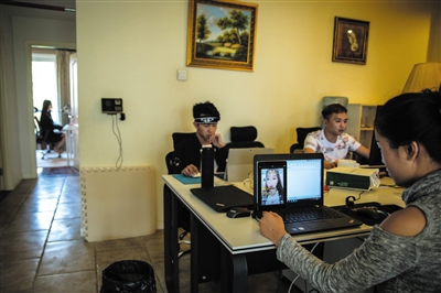 　　9月29日，邢丽正在房间里直播，“直播工厂”工作人员在办公区域观看直播情况并维持直播间的秩序。