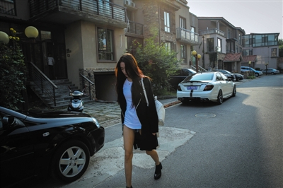 　　网红“工厂”位于朝阳的一处别墅区，不直播时，邢丽会去逛逛街买买衣服，直播期间需要的服装都由主播们自己准备。