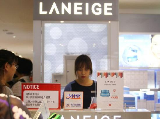 资料图：中国游客在韩国首尔的乐天免税店里排队等待付款。新华社记者 姚琪琳 摄