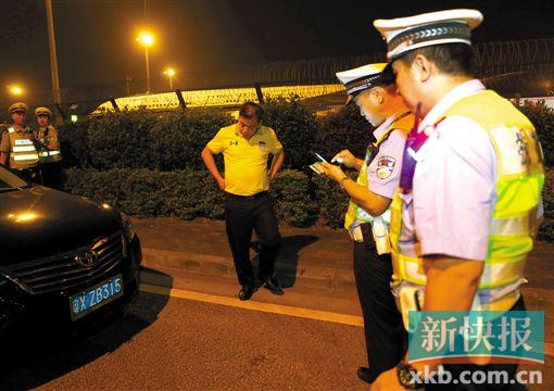 　　网约车收费运营一直存在争议。9月，广州白云国际机场进行专项整治，当天多部门联合执法，处理了网约车议价揽客、蓝牌车非法营运等违法行为。　新快报记者　陈昆仑/摄