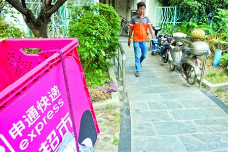 事发后，小王在胡家所在的小区送快递。