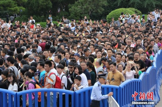 　　资料图：10月4日，大批游客有序排队进入南京中山陵参观。当日是国庆长假第四天，南京中山陵园风景区迎来大批游客，据景区官方发布的信息显示，该风景区当日总客流达到27万人次。 中新社记者 泱波 摄