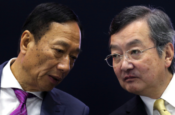 　　当地时间2016年4月2日，日本大阪，台湾鸿海集团收购夏普正式落地签字。鸿海董事长郭台铭（左）与日本夏普公司社长高桥兴三出席签字仪式。资料图