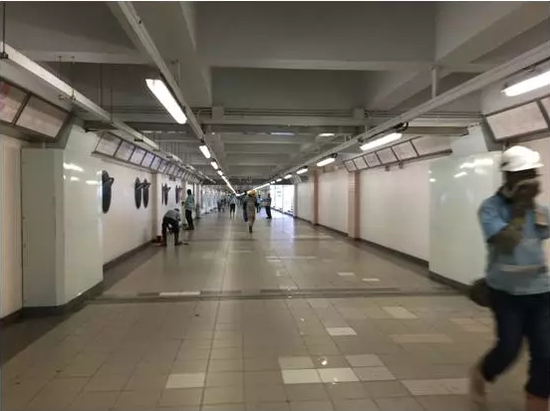 香港一工地旁的通道内，身穿蓝色衣服的外籍劳工