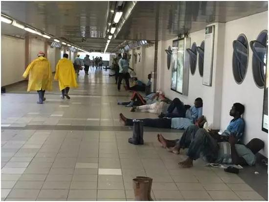 香港一工地旁的通道内，身穿蓝色衣服的外籍劳工