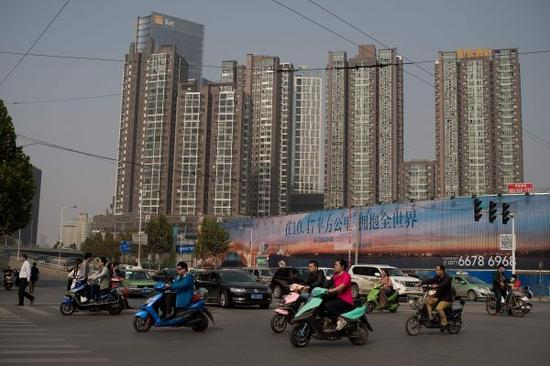 调控新政公布后，楼市成交明显降温。图为郑州一处楼盘。（法新社）