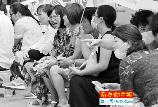 天悦城业主们对迟迟拿不到房产证表示忧虑。南都记者 吴进 摄