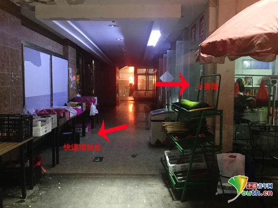 快递在小卖部寄放点。王女士供图