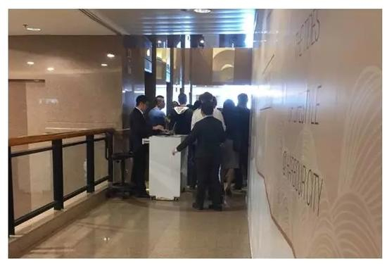 英国保诚保险大楼电梯口（由于是周末，大部分人员是去验证中心）