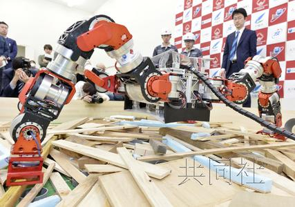 　　11月1日，早稻田大学团队与三菱重工共同研发出的用于灾害救援的机器人“WAREC-1”向媒体亮相。机器人可在废墟上匍匐前进，也能进行高处作业。（共同社）