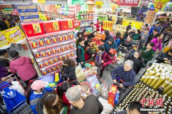 　　11月11日，山西太原某超市正在进行每年一度的“双十一”打折促销活动，大量民众前来购买生活用品，场面十分火爆。张云 摄