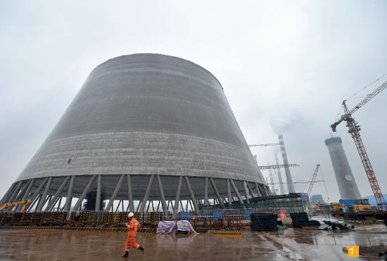 　　总高度达165米的冷却塔工程于2016年4月份开工，事故发生时已施工完成70多米高，大约25层楼高度。