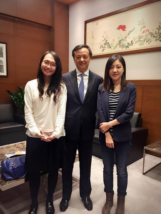 新浪财经香港站站长彭琳、记者刘美楠与港交所行政总裁李小加合影